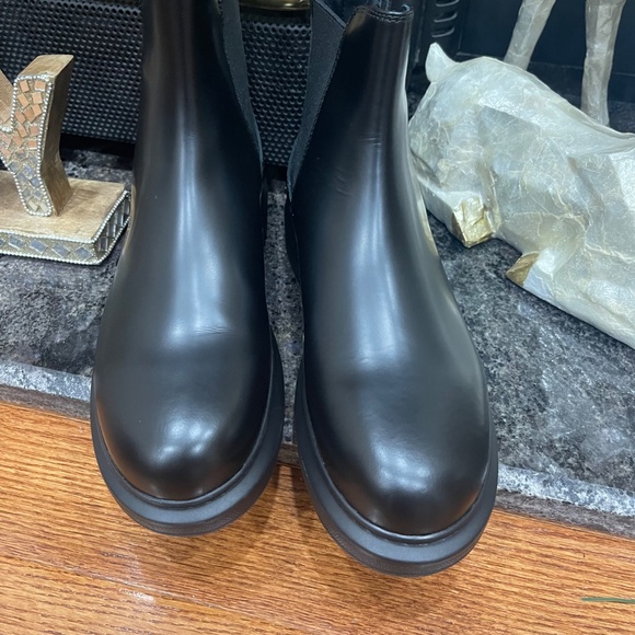 ALEXANDER MCQUEEN Glossed-leather exaggerated-sole Chelsea boots display picture 3